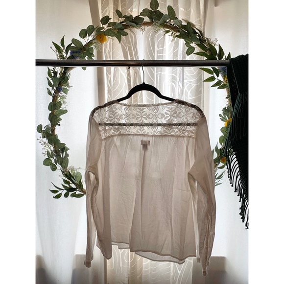 White, long sleeve top. - Picture 2 of 4